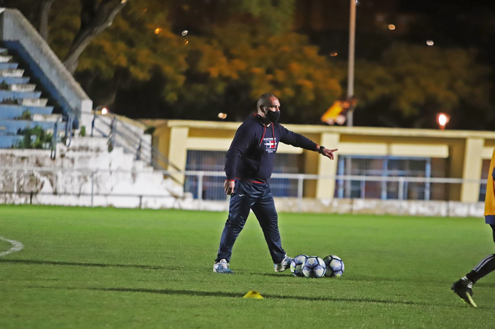Javi Rivas realiza indicaciones a sus jugadores en el entrenamiento de este martes.