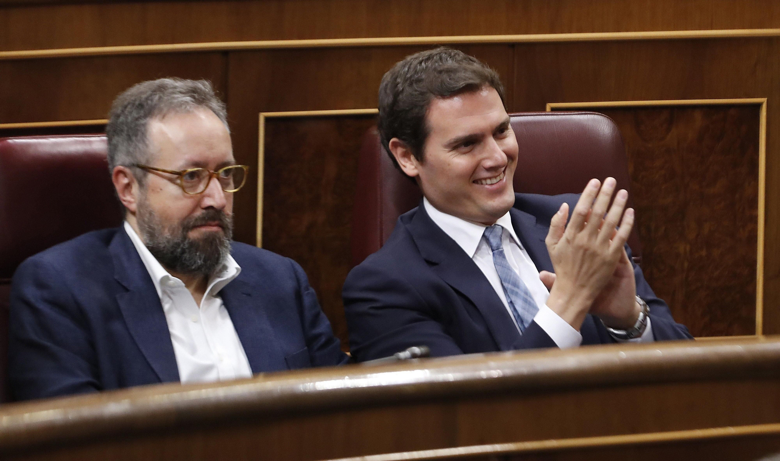 Albert Rivera y Juan Carlos Girauta, de Ciudadanos, siguen el debate.