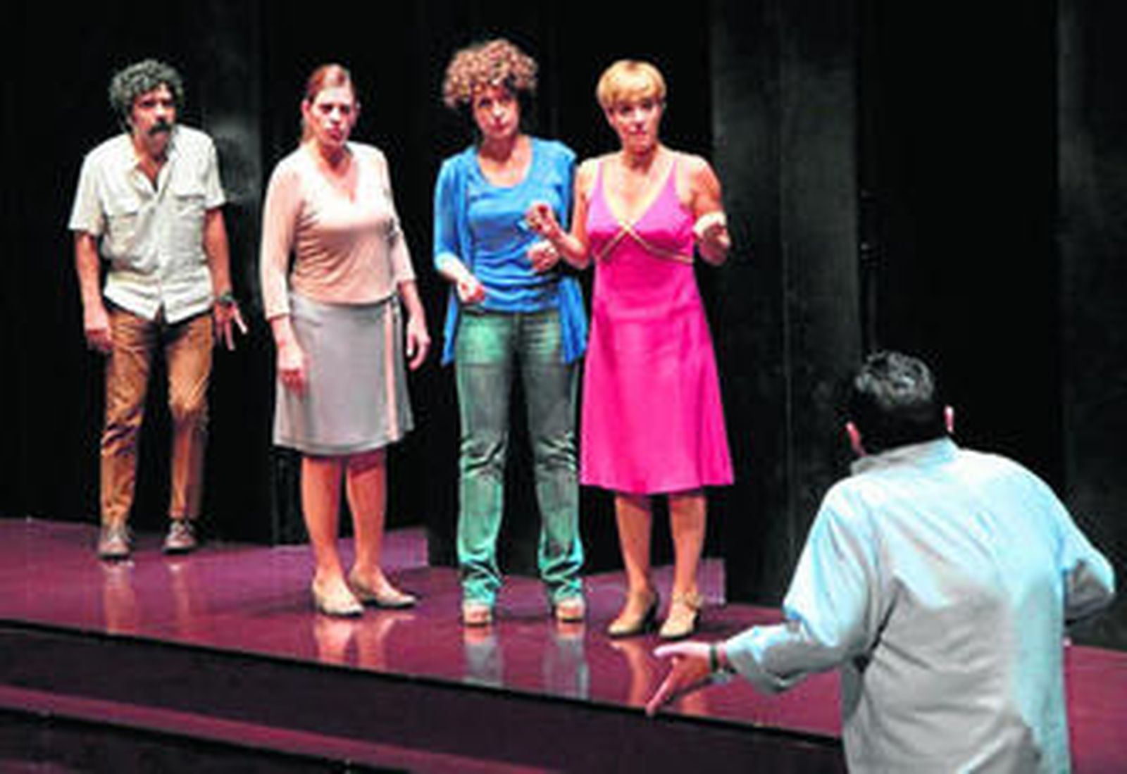 Pepón Nieto mira al resto de actores en una imagen del montaje 'Sexos'.