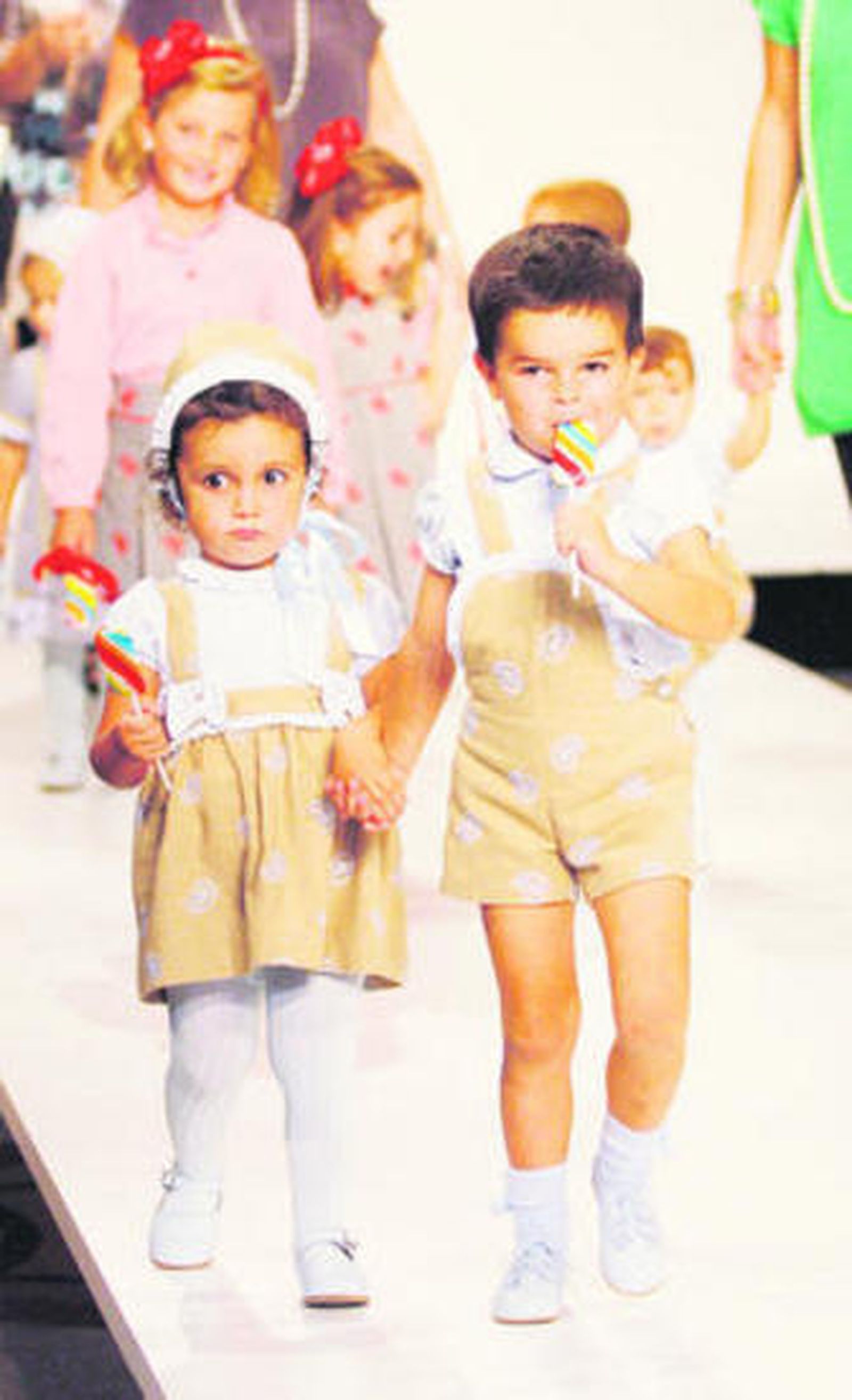 Los niños cerraron la pasarela.