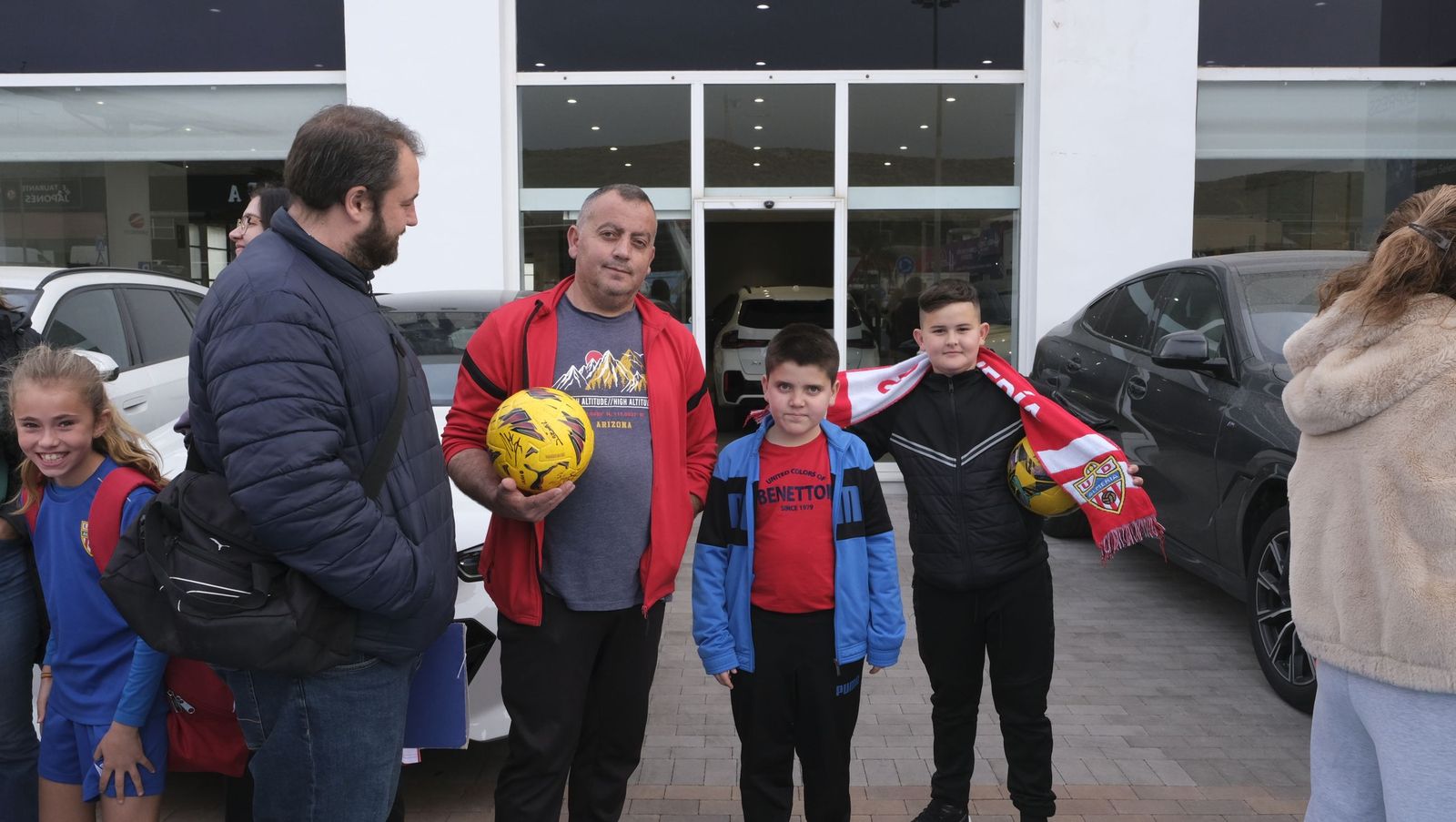 Jon Mocillo y Miguel de la Fuente firman autógrafos en Automotor Costa BMW