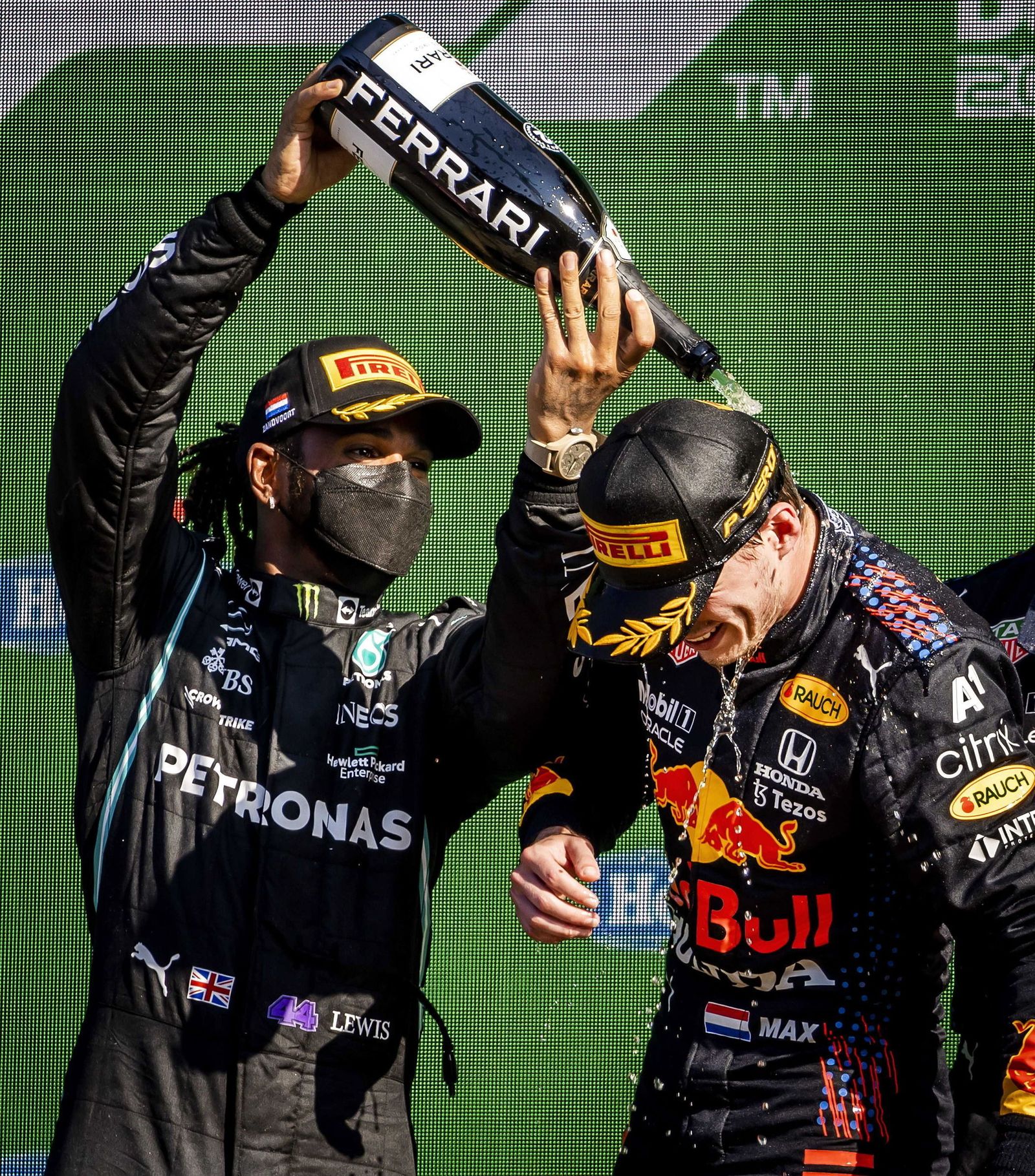 Hamilton baña de champán a Verstappen en el Gran Premio de Holanda.