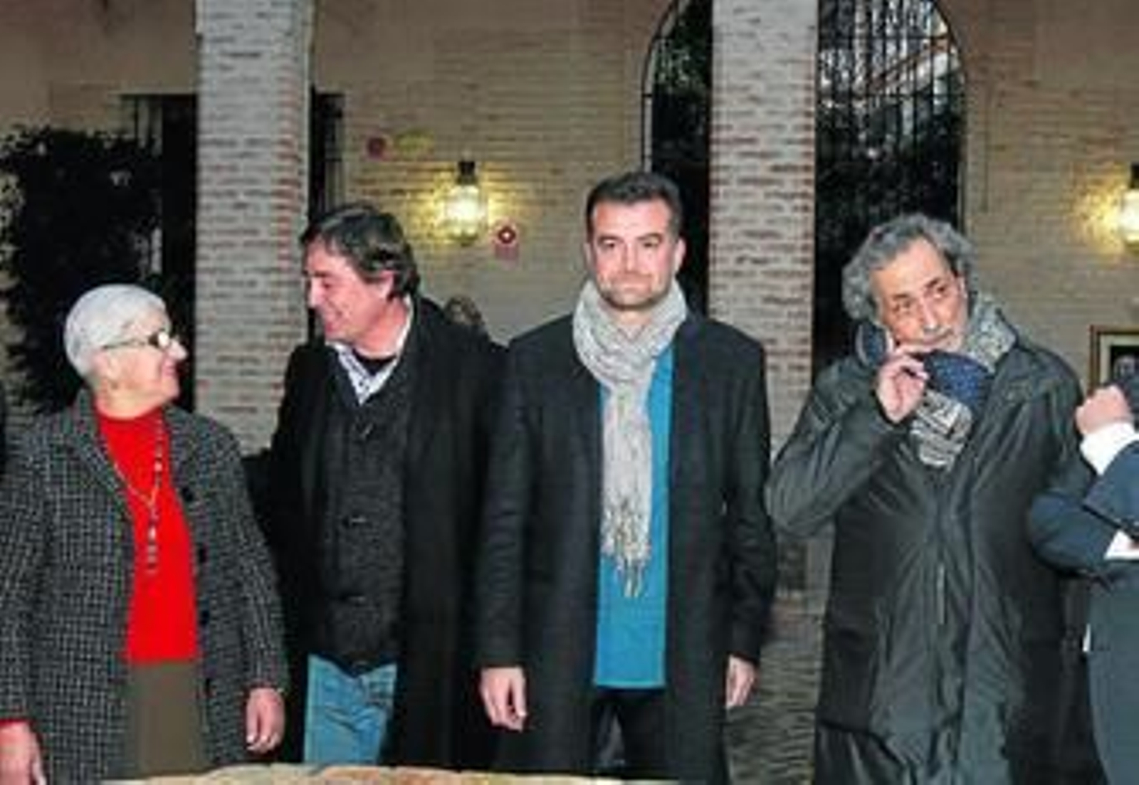 Antonio Maíllo, ayer, entre Luis García Montero y José Chamizo.