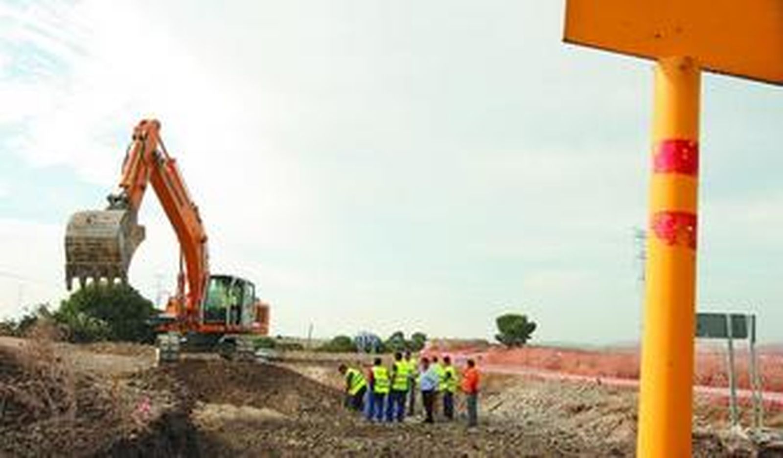 Al fondo, la máquina excavadora que provocó la rotura  de la tubería del gasoducto en Arcos.