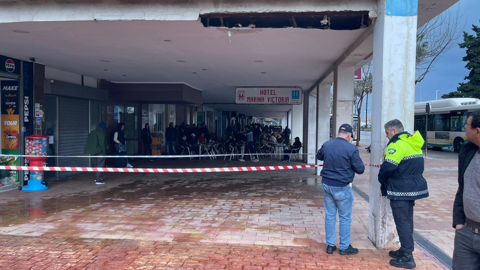 La acera de La Marina, en Algeciras, donde este sábado por la tarde se cayó un trozo del techo.