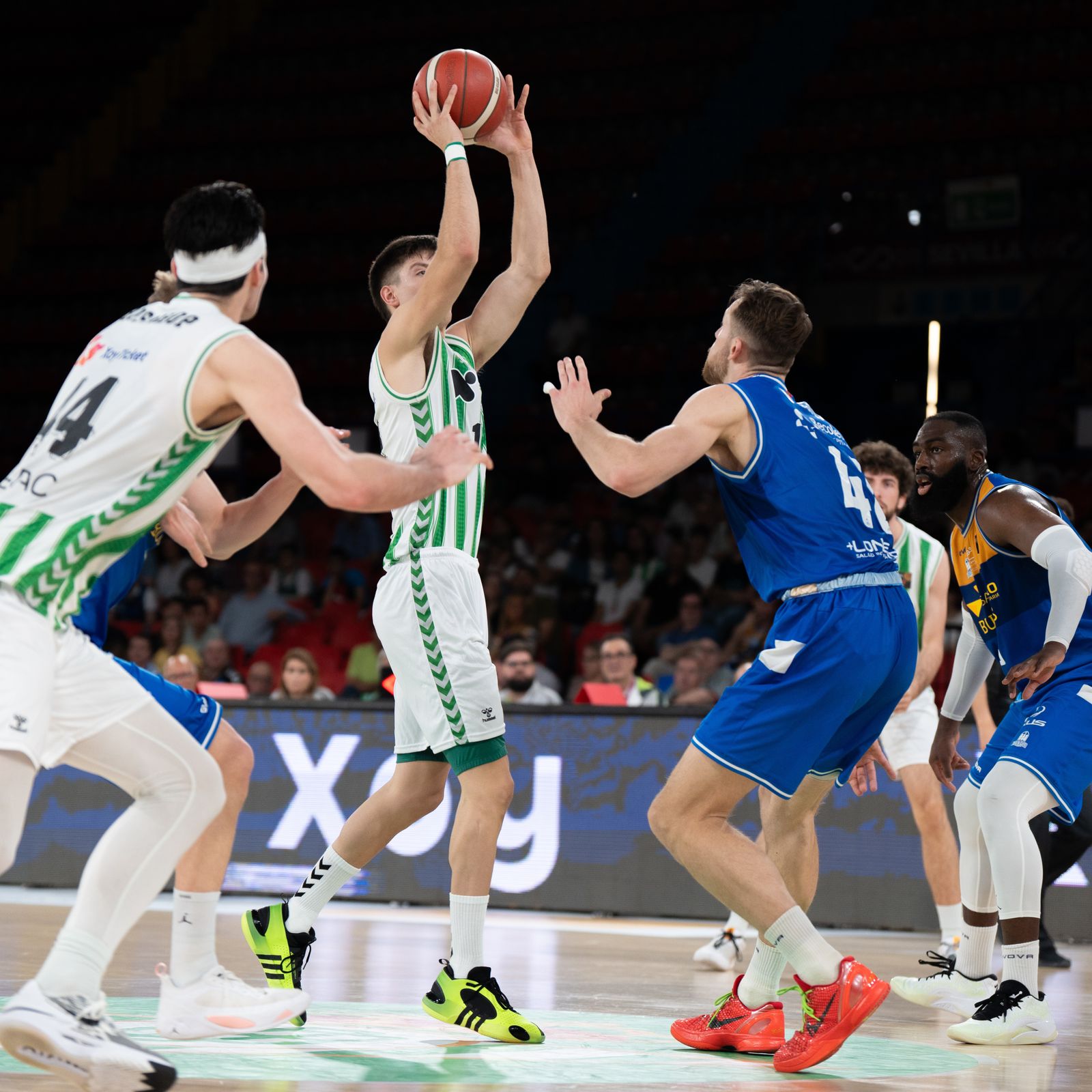 Joaquín Rodríguez intenta conectar con un compañero.
