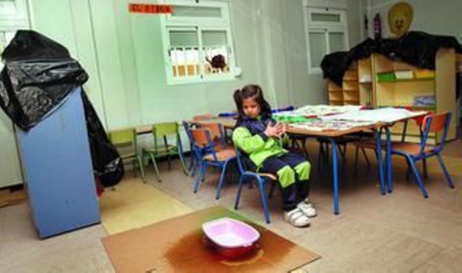 Hasta las goteras que aparecen con la lluvia en aulas prefabricadas tienen significados pactados; imaginen los crucifijos.