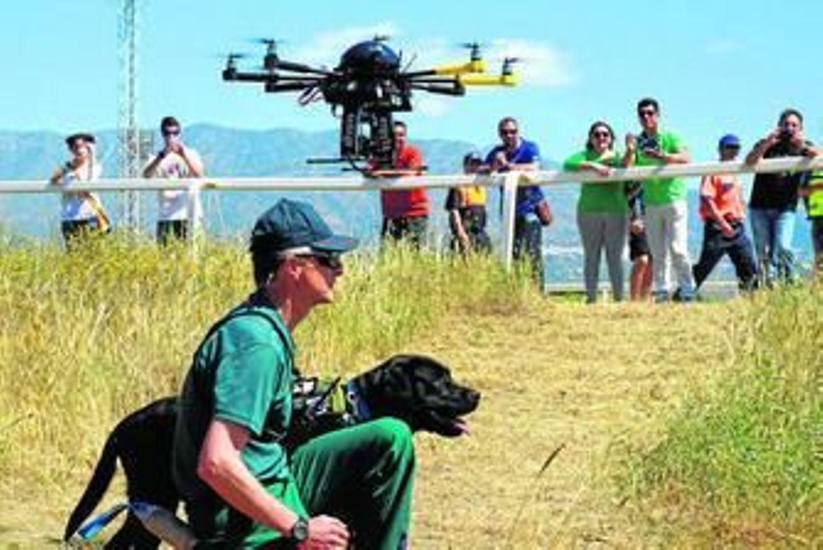 El guía de perros de rescate de la Guardia Civil junto a 'Yak' y el dron utilizado en el simulacro de Mijas.