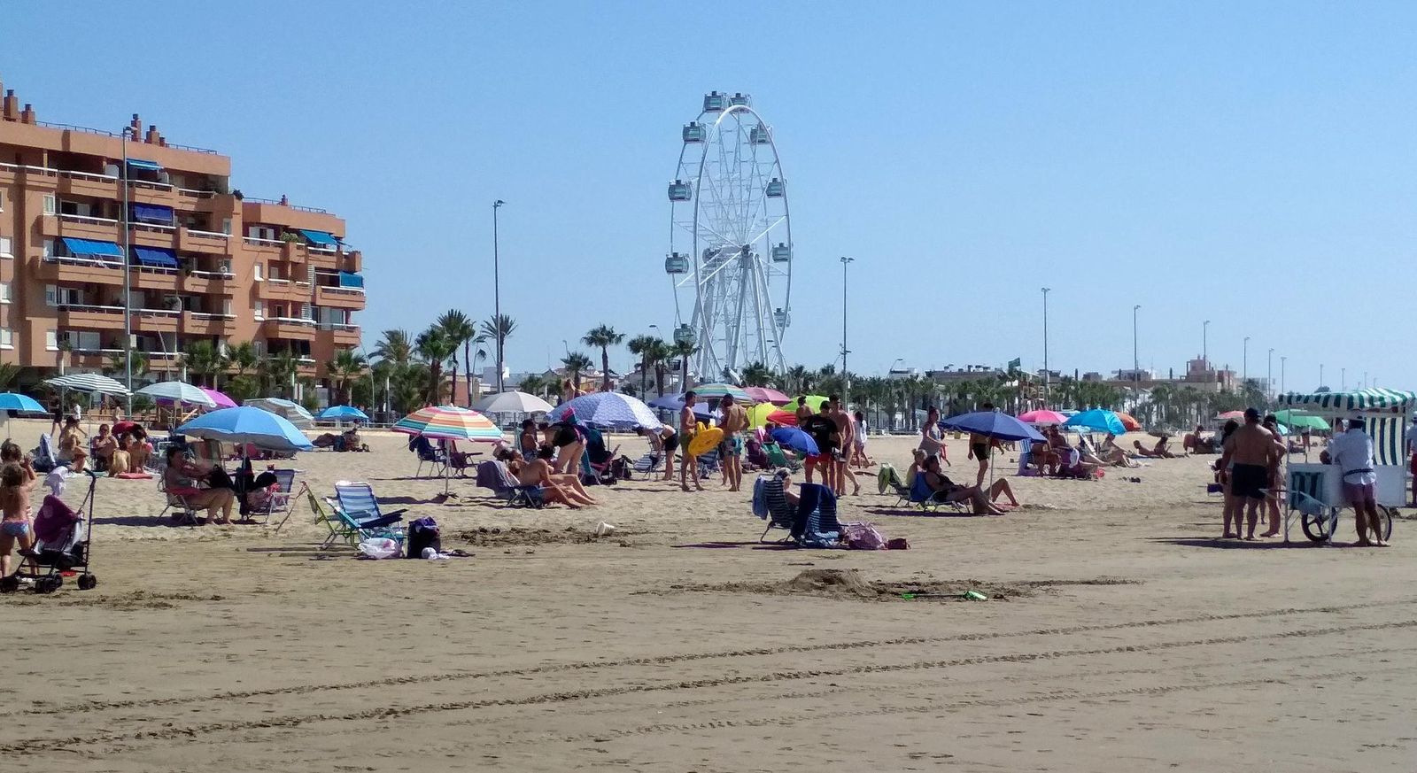 Una vista de la playa urbana de Sanlúcar este verano.