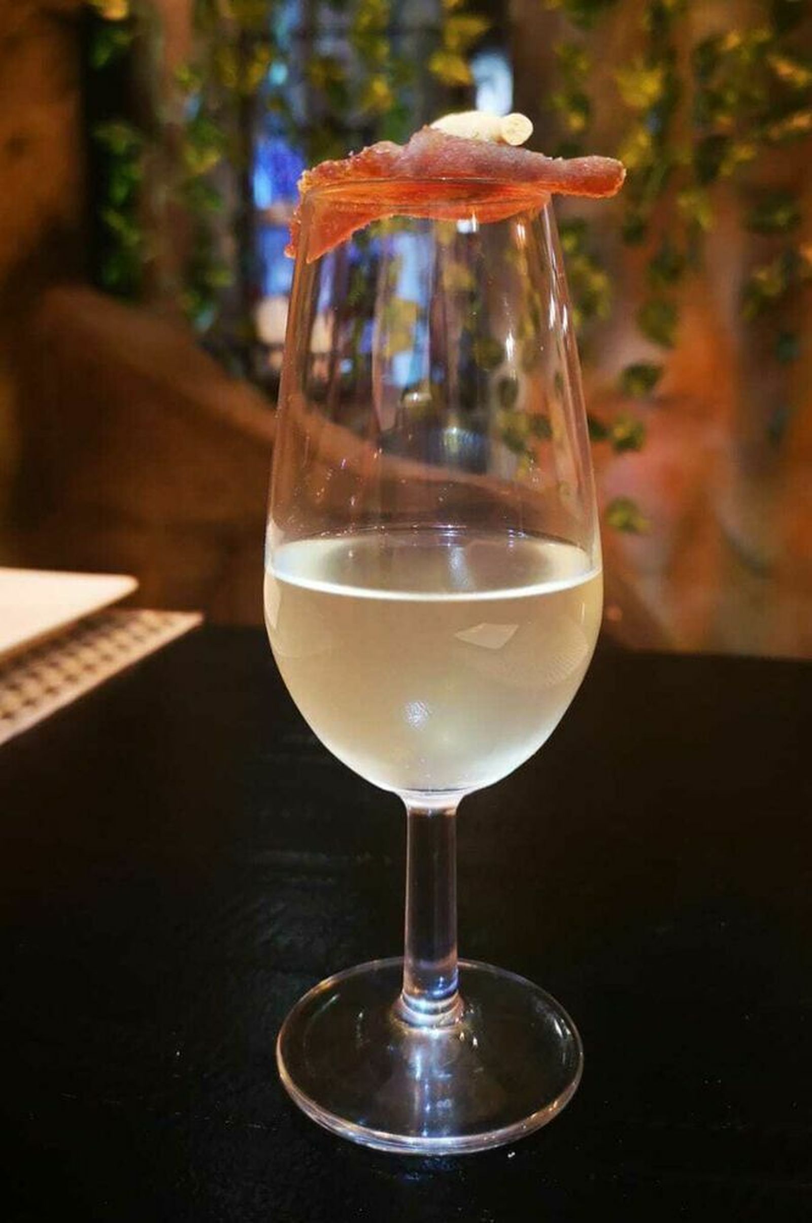 Detalle de la loncha de ventresca con Vinagre de Jerez sobre el catavino.