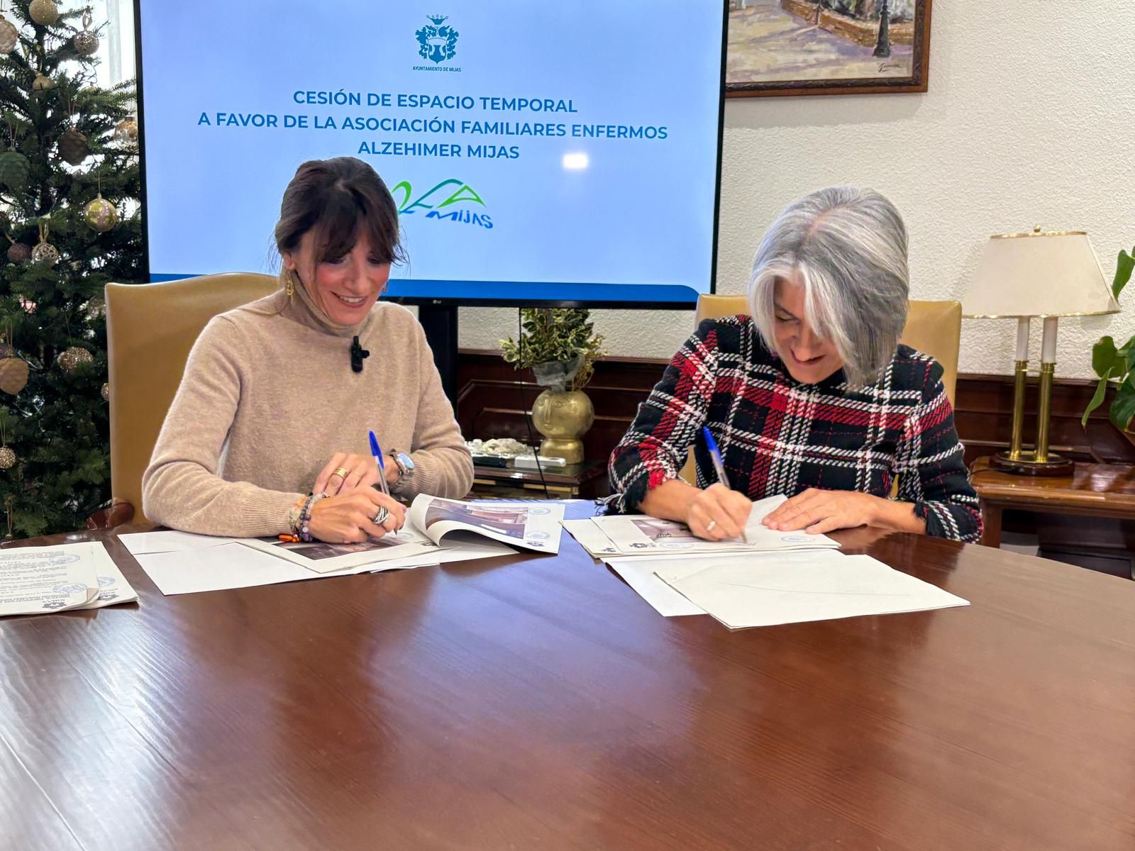 La firma del contrato administrativo de cesión entre el Ayuntamiento y AFA.