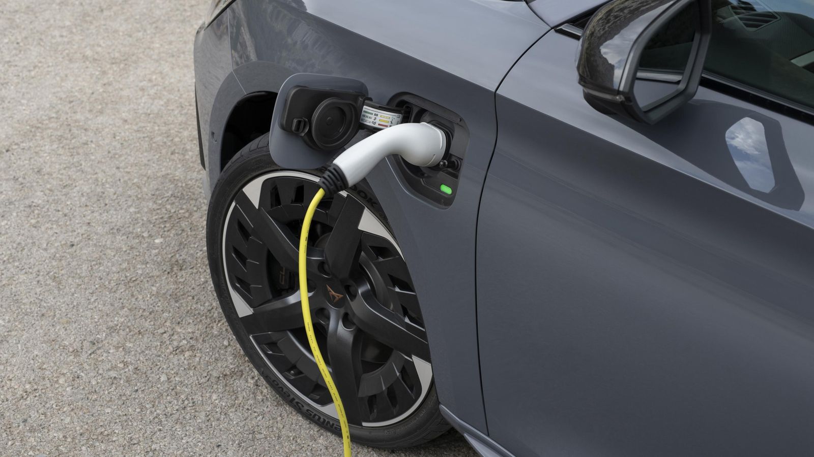 La capacidad de la batería es como la del Seat León e-Hybrid: 13 kWh. Su cargador embarcado tolera cargas con con corriente alterna de hasta a 3,6 kW.