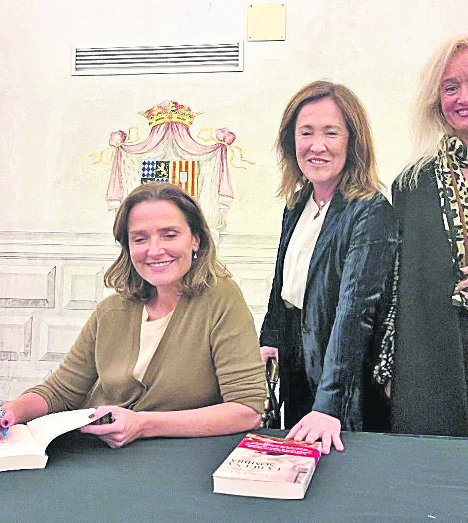 La escritora María del Prado con María O’Neill, durante la firma de libros, tras finalizar la presentación.