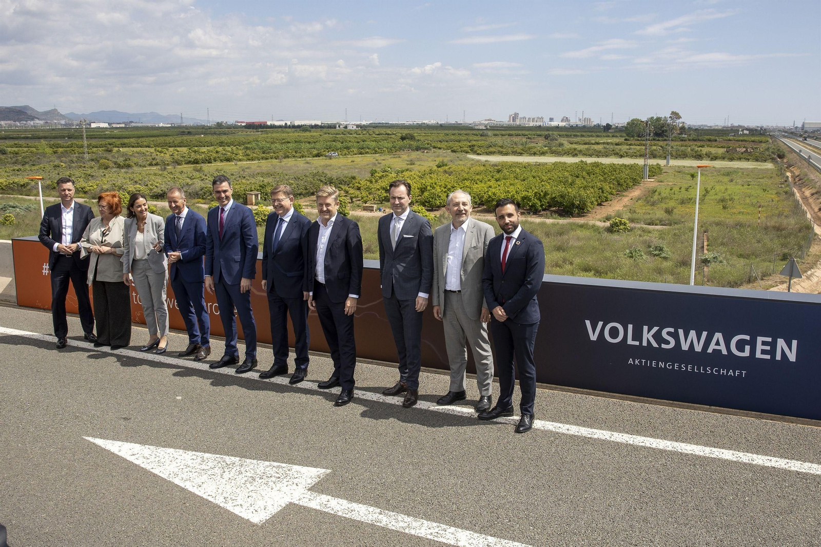Sánchez, en su  visita a los terrenos de la futura planta de baterías de Seat y Volkswagen en Sagunto.