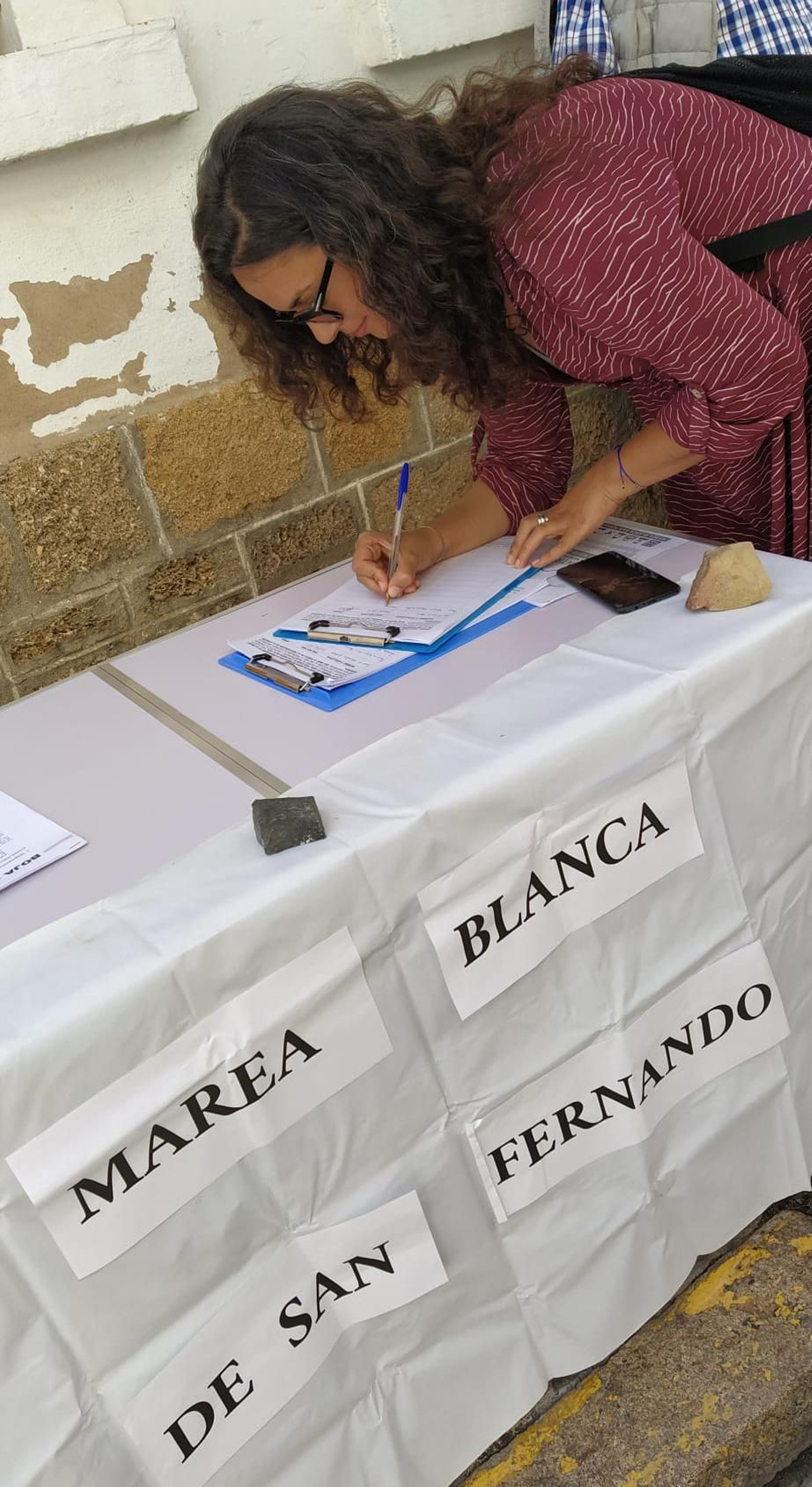 Ana Rojas firma en apoyo a las demandas de Marea Blanca en San Fernando. Ana Rojas firma en apoyo a las demandas de Marea Blanca en San Fernando.