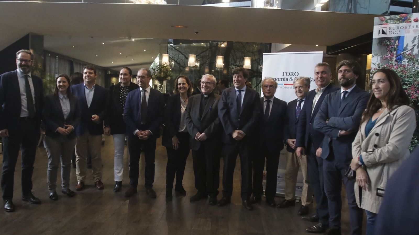 Dirigentes institucionales en el foro.