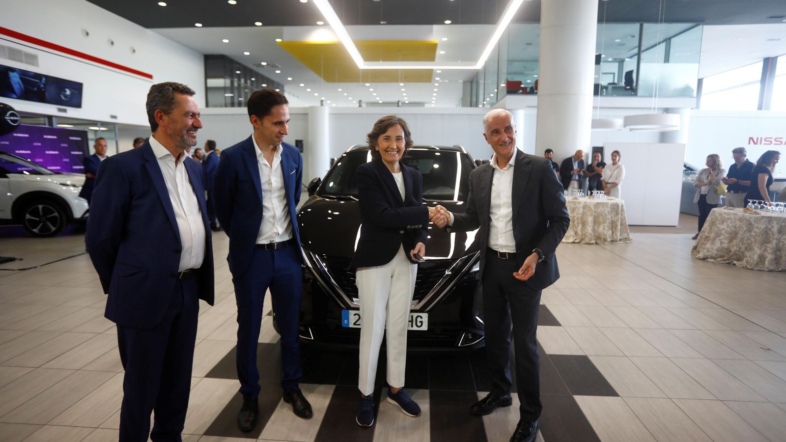 Rosa Aguilar recibe su coche en el concesionario Nissan Catac.