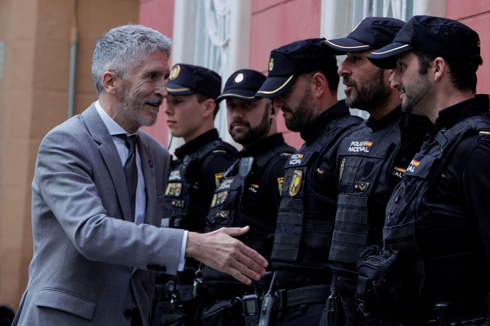 Fernando Grande-Marlaska saluda a los policías nacionales fuera del Oratorio de San Felipe Neri.