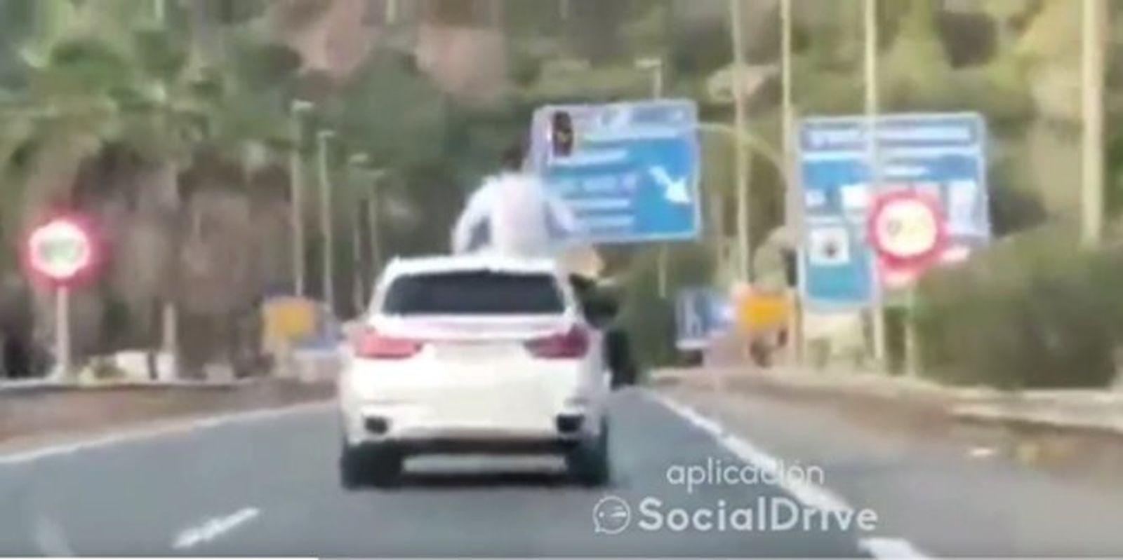 Un hombre sobre el techo de un todoterreno en Málaga.