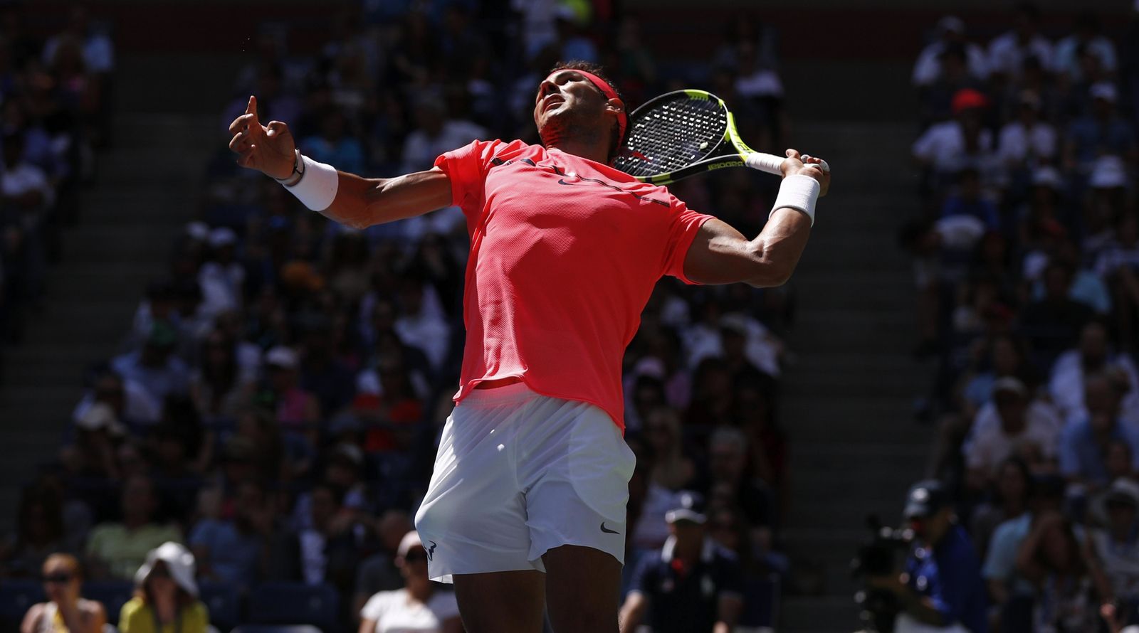 Rafael Nadal salta para devolverle la bola a Alexandr Dogopolov en su partido de octavos de final.