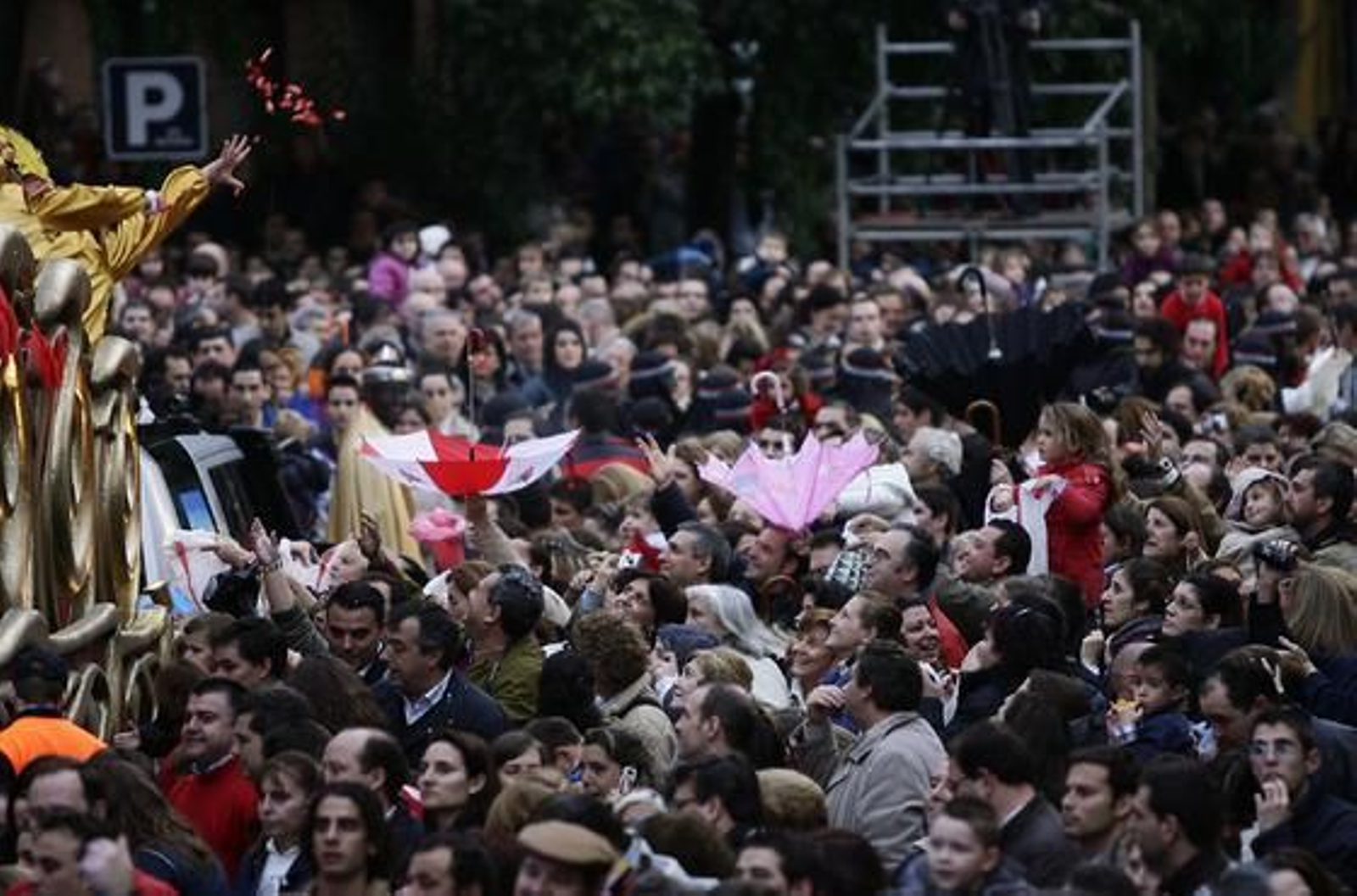 Hasta los paragüas, colocados al revés, sirven para lograr coger más golosinas.

Foto: Antonio Pizarro