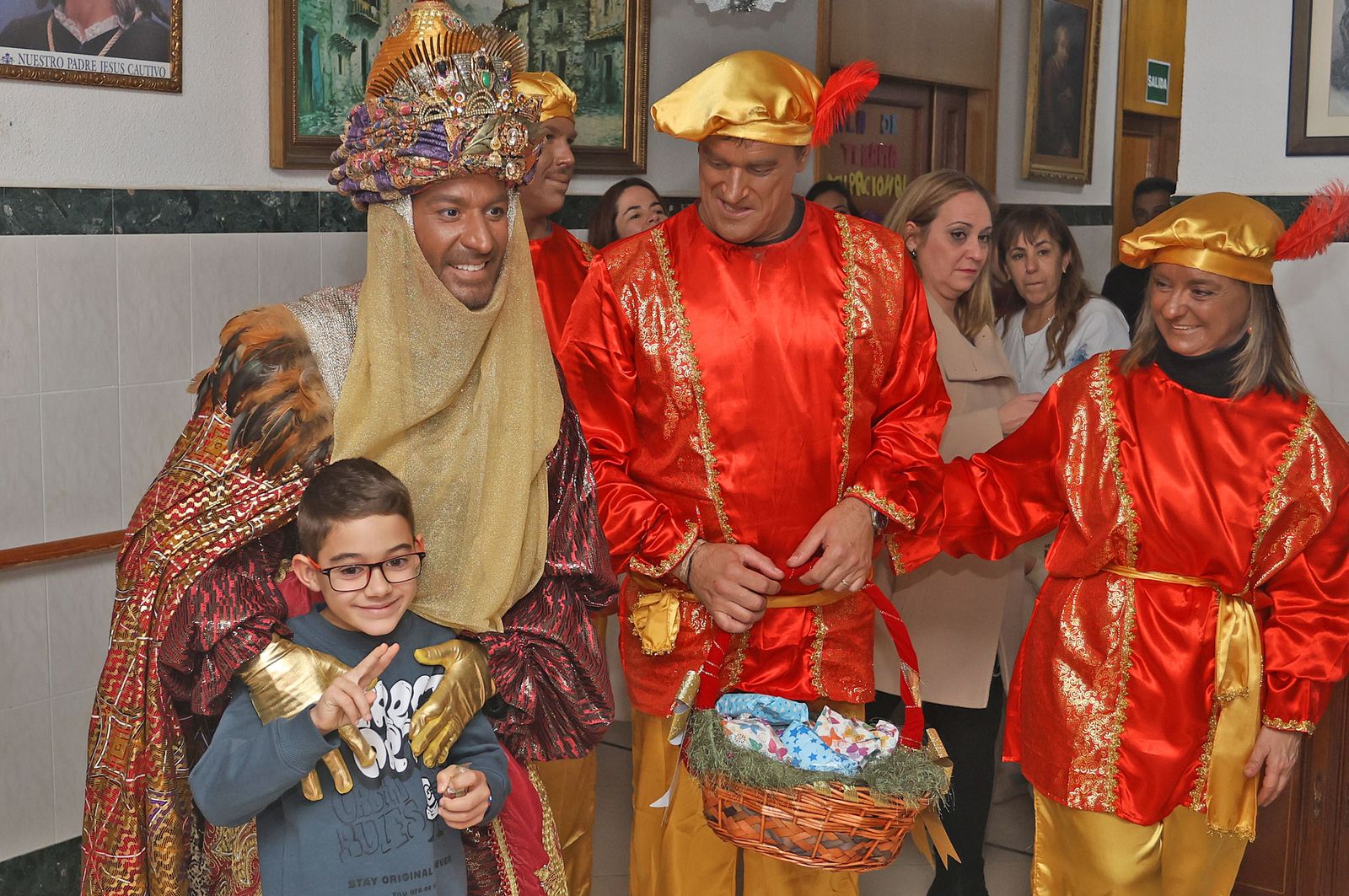 Reyes Magos de Huelva 2025: Imágenes de la visita al Asilo de Ancianos Santa Teresa de Jornet