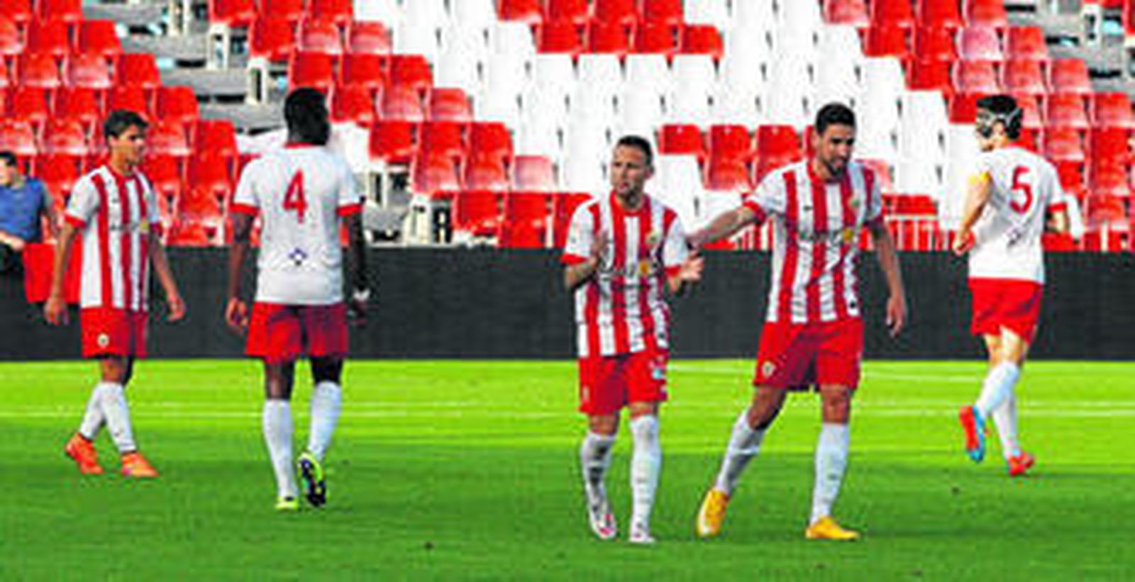 Marín e Iván Sánchez, primero y tercero por la izquierda, estuvieron ayer con el primer equipo en el Mediterráneo.