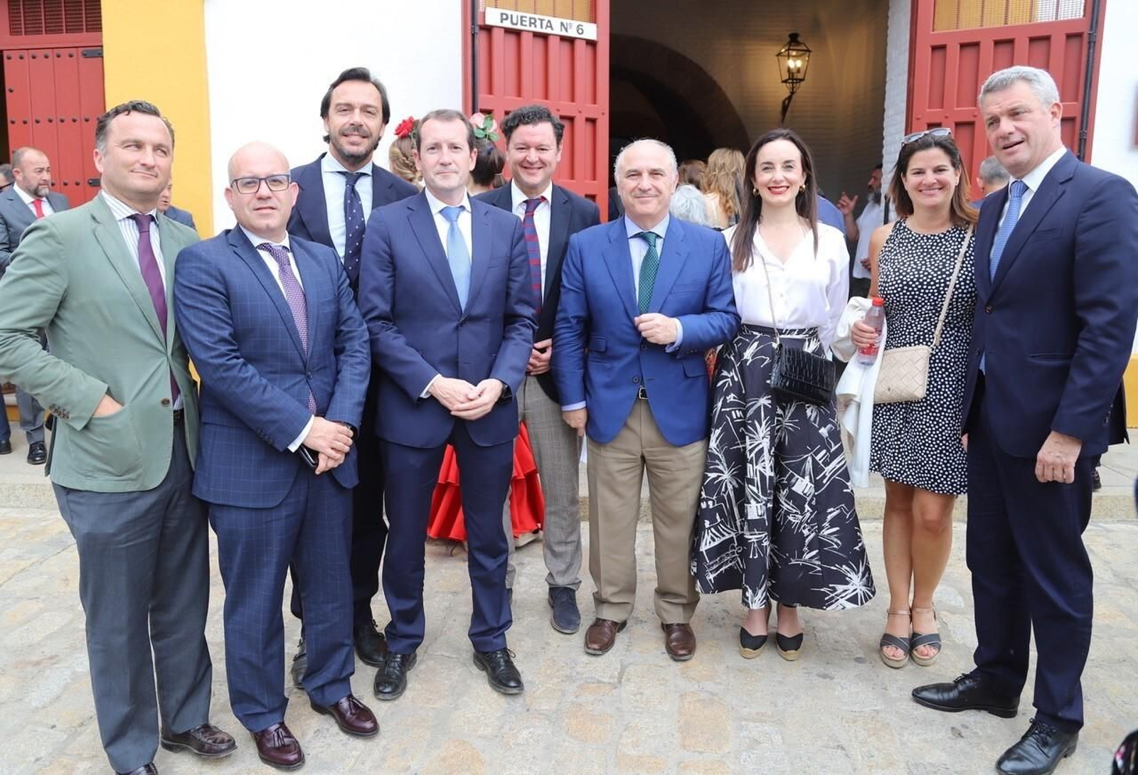 Juan Ignacio Zafra, director Territorial de Caixabank Andalucía, en el centro con su equipo: Gerardo Cuartero, Amador Carmina, Ángel García, Jesús Garrido-Arroquia, Guillermo Martín Rodríguez, Ana Belén Morales, Mar y Nacho Blasco