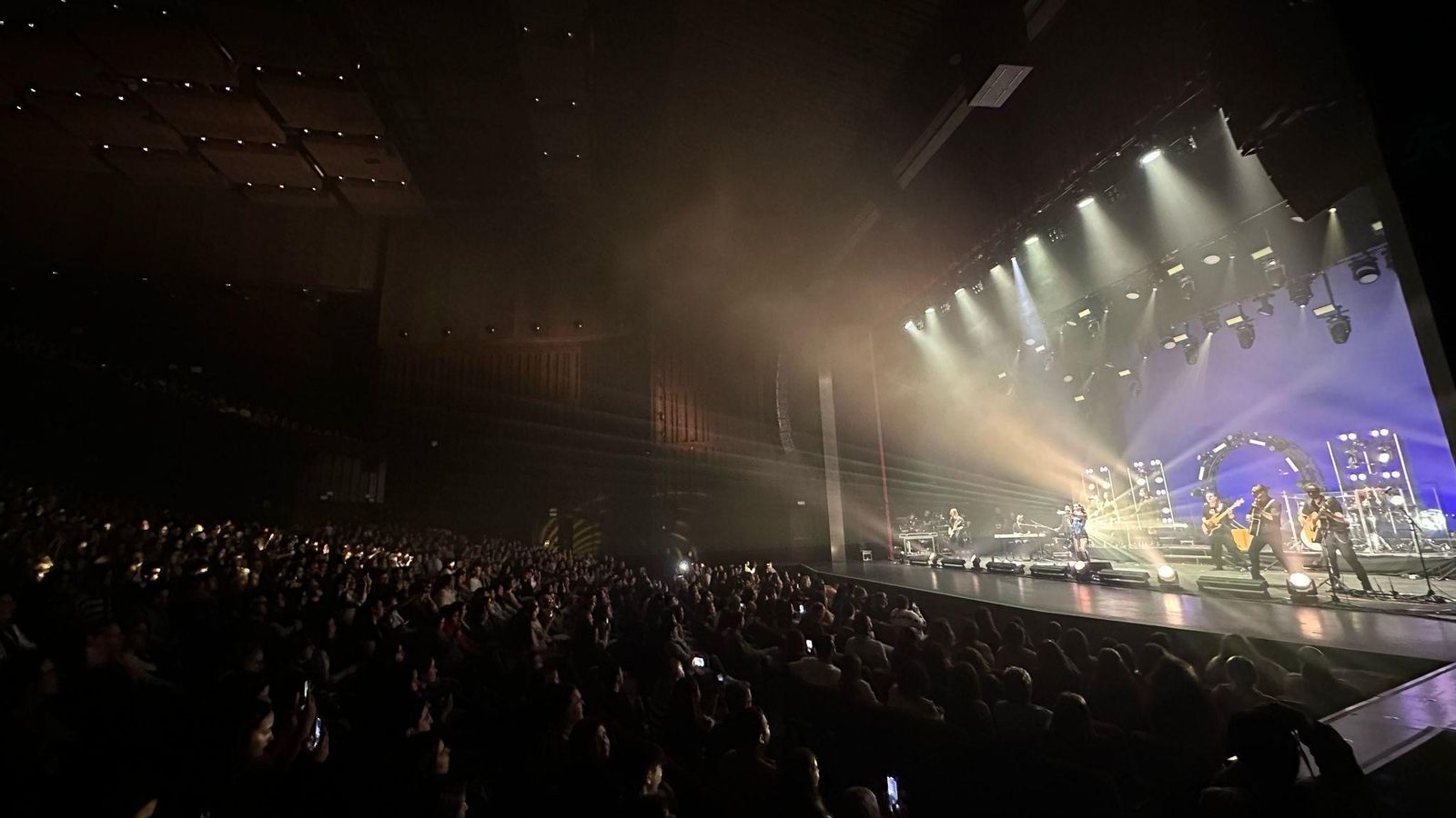 Perspectiva del abarrotado auditorio de Cartuja Center CITE para el concierto de Malú
