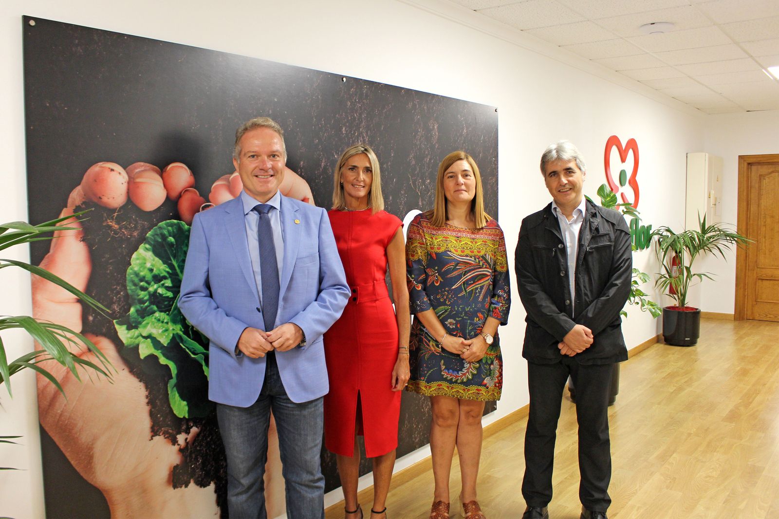 Diego Luis Valera Martínez, vicerrector de Investigación e Innovación de la Universidad de Almería, la investigadora Marta Belda; Antonia Belmonte, patrona de la Fundación Primaflor, y el investigador José Ángel Aznar.
