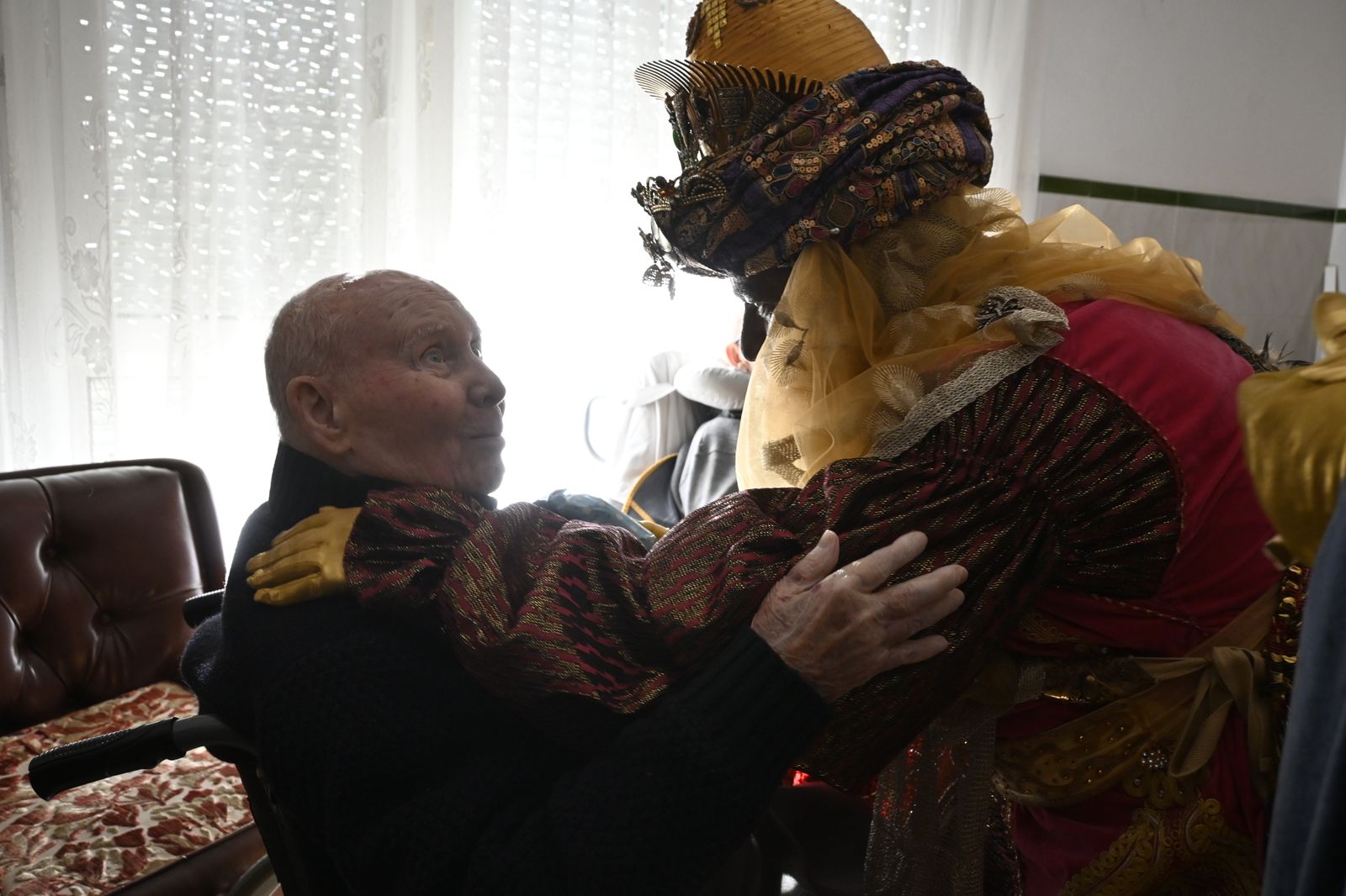 Visita de los Reyes Magos a los ancianos de los asilos de Huelva, en imágenes