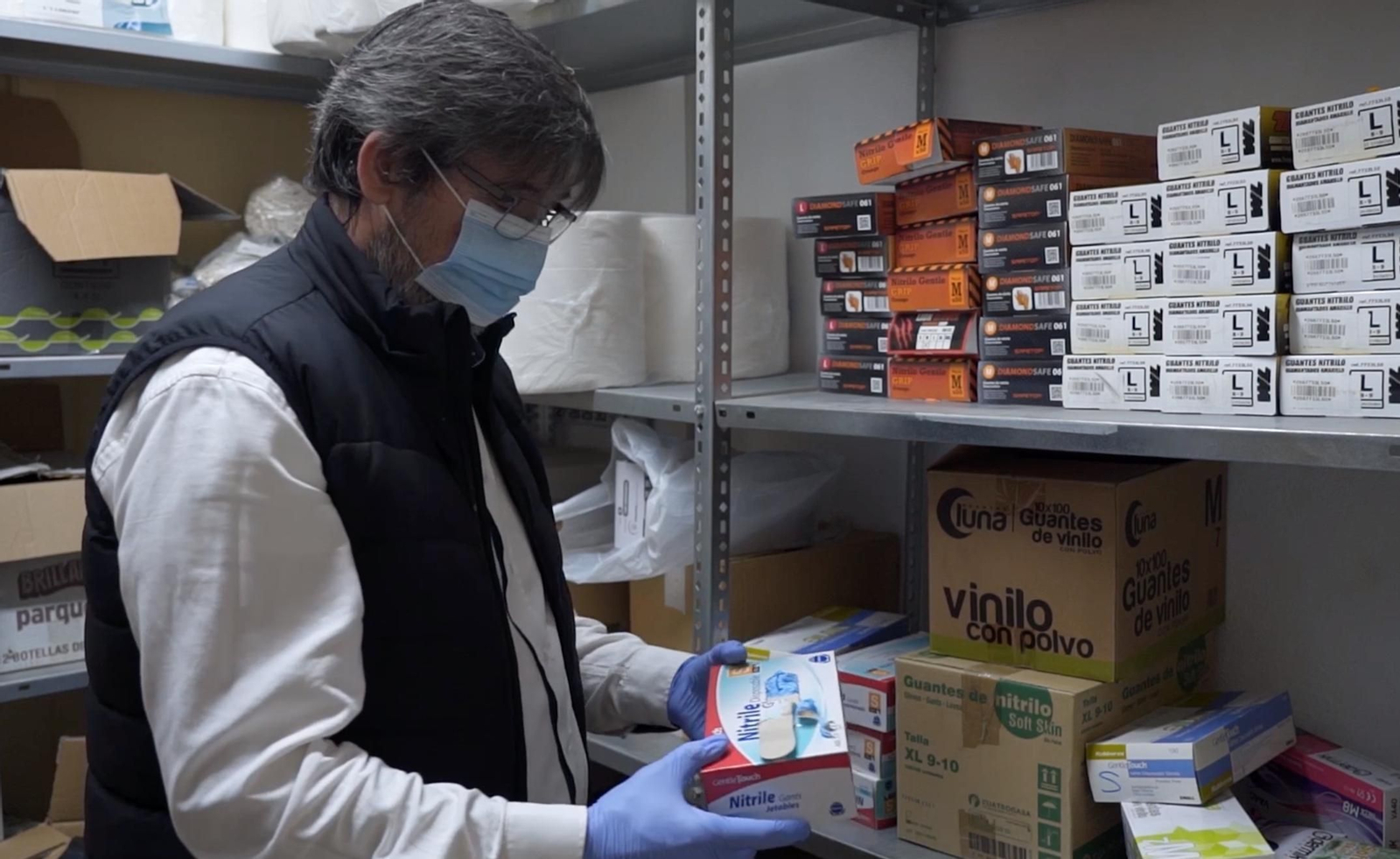 El alcalde, Manuel Cortés, con el material sanitario.