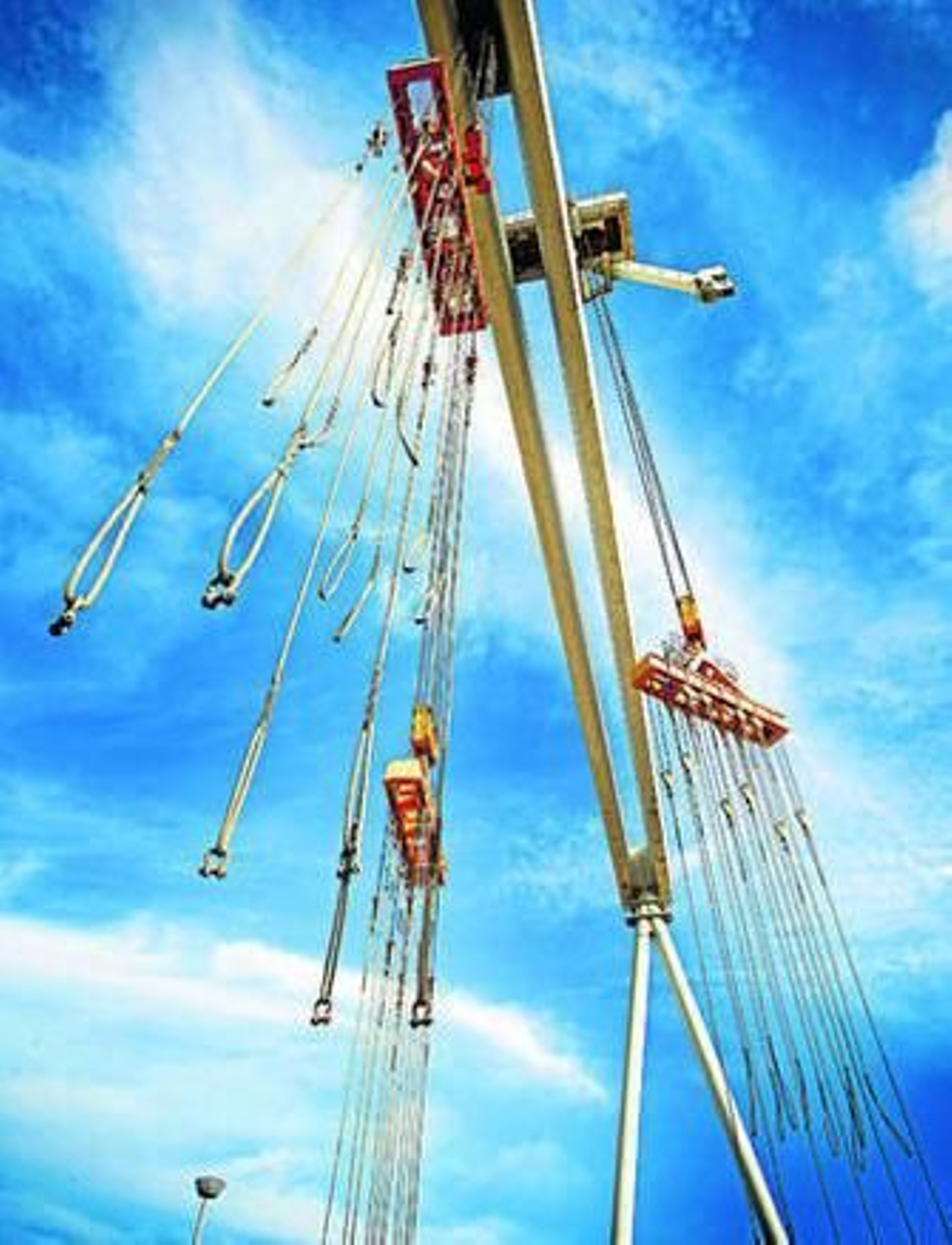 Una de las grúas pórtico de Navantia-Puerto Real, vista desde abajo.