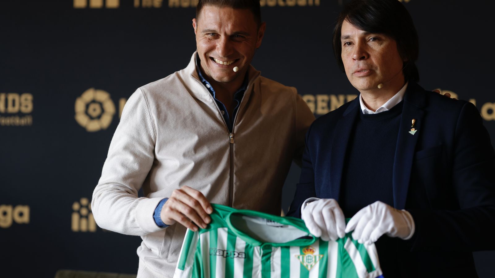 Joaquín Sánchez le me entrega su camiseta a Marcelo Ordaz, director de Legends.