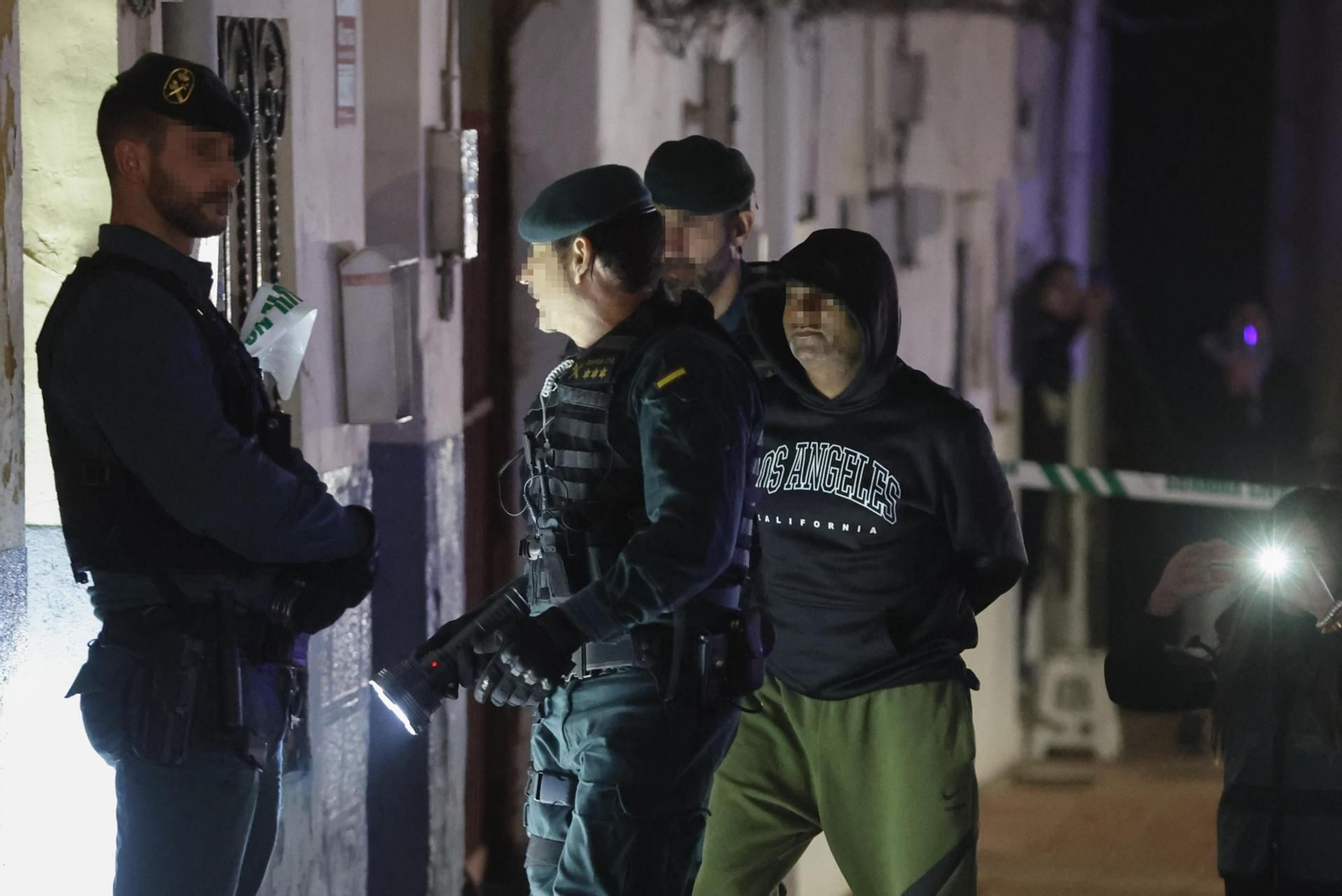 El presunto asesino de tres hermanos en Morata de Tajuña, Dilawar Hussein F.C. (d), llega custodiado por guardias civiles al registro de su vivienda en Arganda del Rey