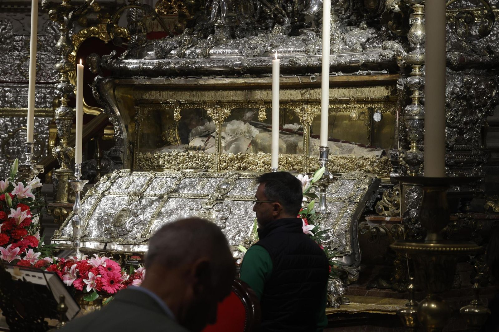 El cuerpo de San Fernando en la Capilla Real de la Catedral.