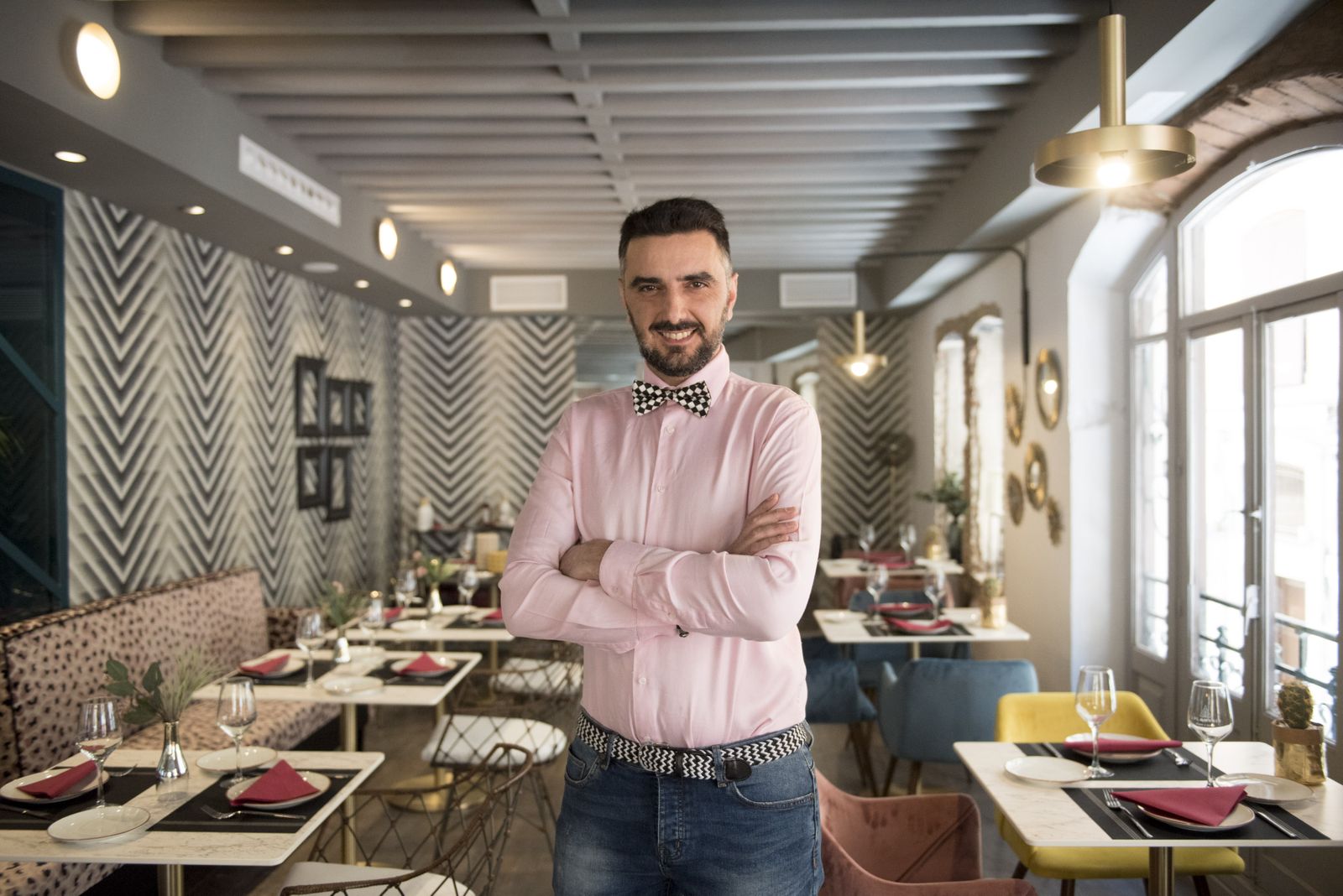 Joaquín Campos.Encargado general de LolaMento en el restaurante, ubicado en la primera planta del edificio del que se han conservado ventanas y vigas.