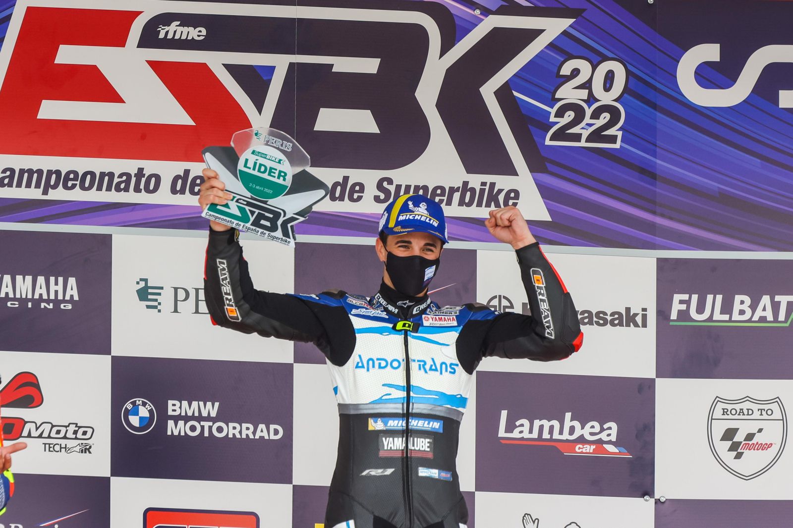 Óscar Gutiérrez levanta el puño y su trofeo que le acredita como primer líder del curso en SBK.