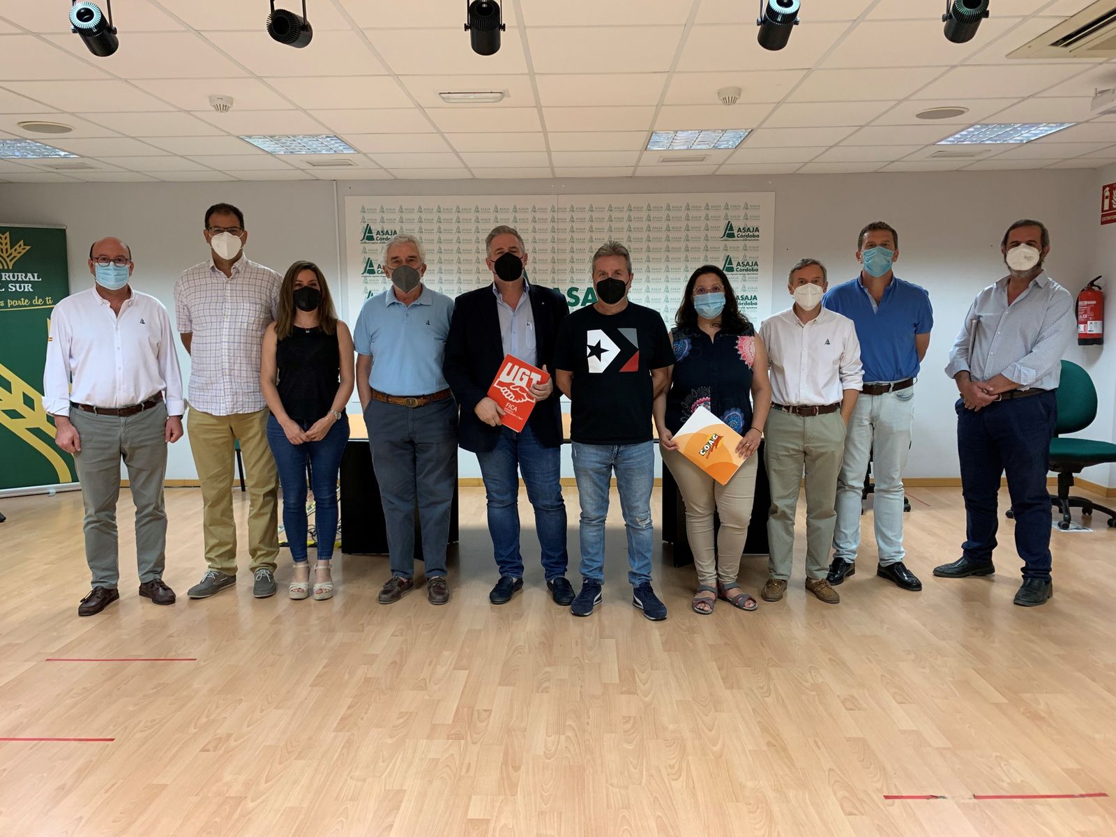 Firmantes del convenio del campo.