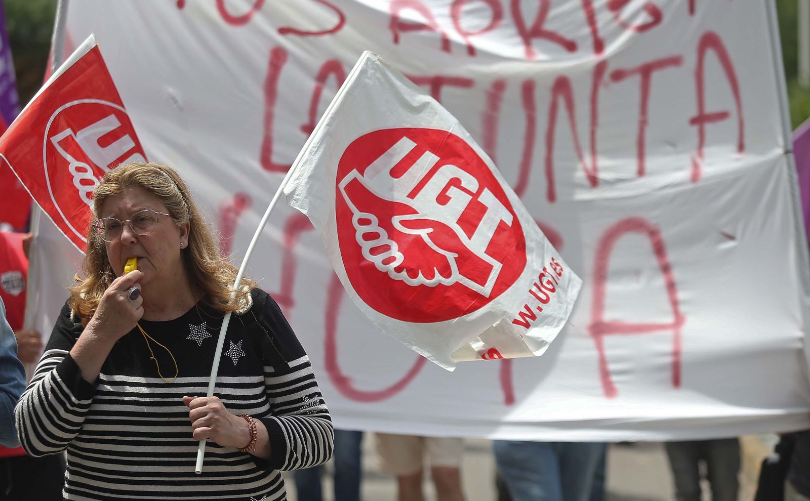 La manifestación de la plantilla de la residencia de Tiempo Libre de La Línea, en imágenes
