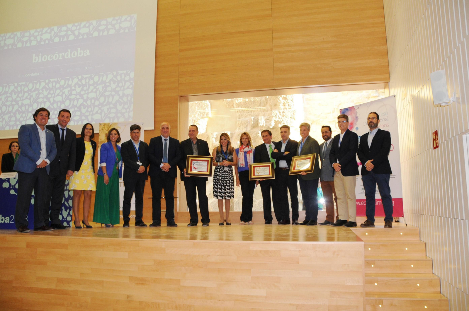 Susana Díaz, en el centro, junto a los premiados de Ecotrama y Ecoracimo y dirigentes institucionales.