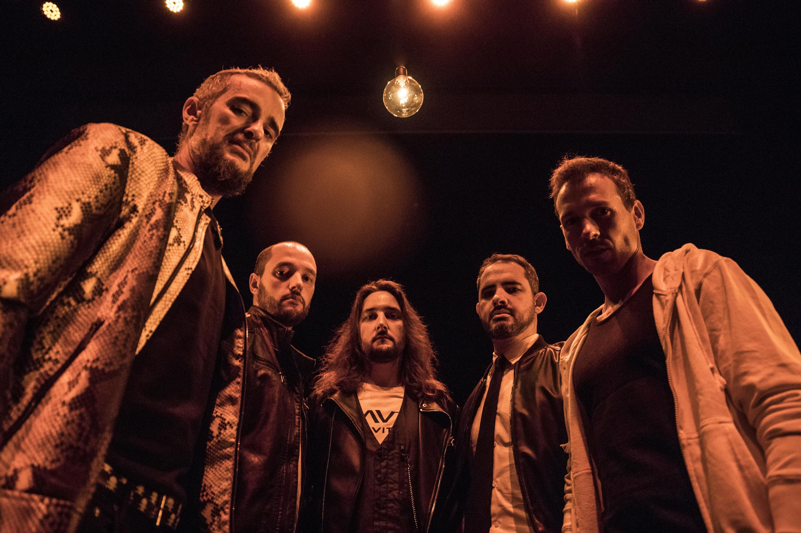 El grupo en una imagen promocional