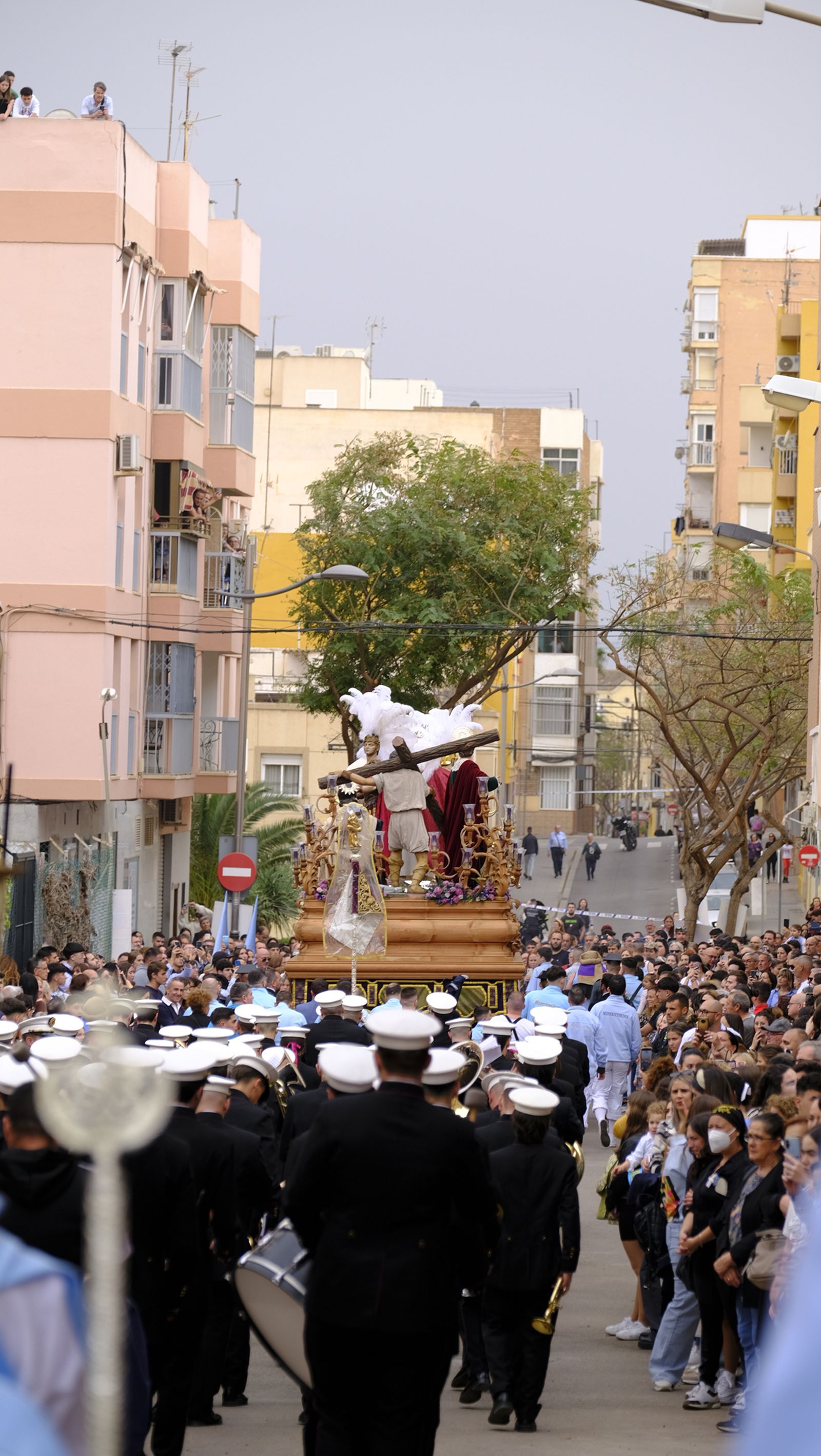 La Procesión de Los Ángeles de sobrepuso a la lluvia, en imágenes