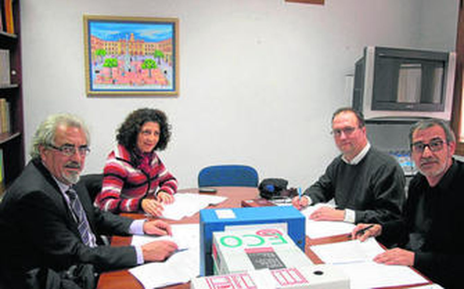 José Remesal, Rosa Morales, José María Verdejo y Juan Alberto Cano durante la reunión para decidir el trabajo ganador.