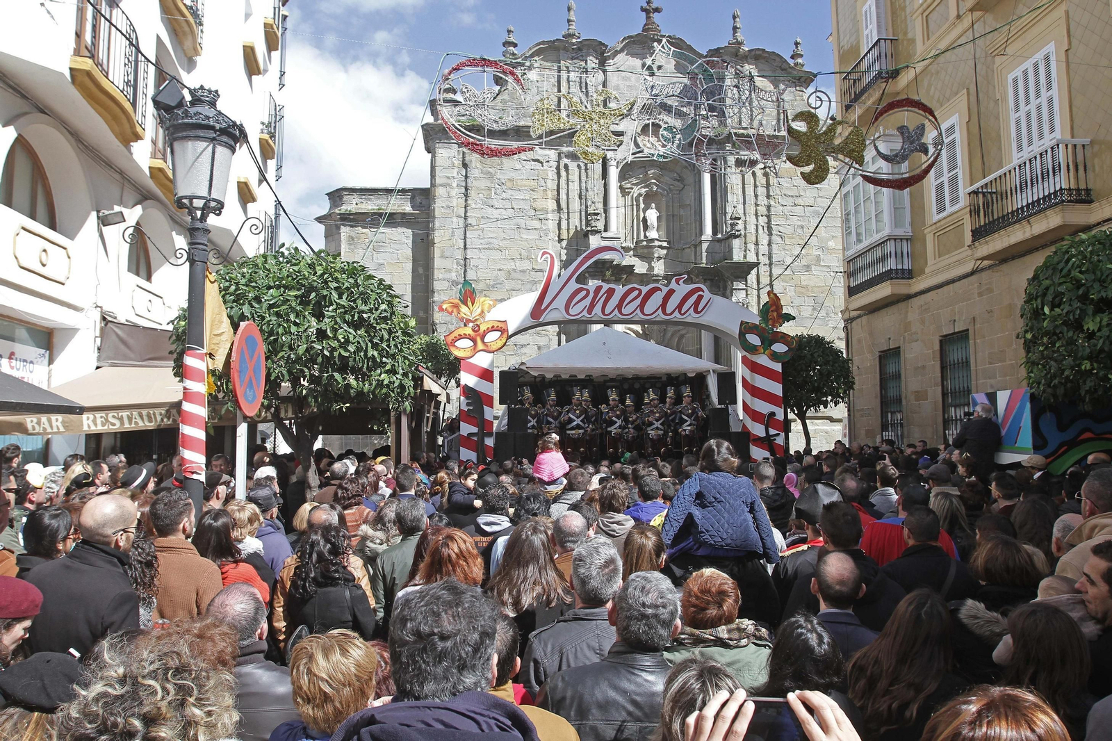 Una multitud sigue el carrusel de coplas en la Calzada de Tarifa.