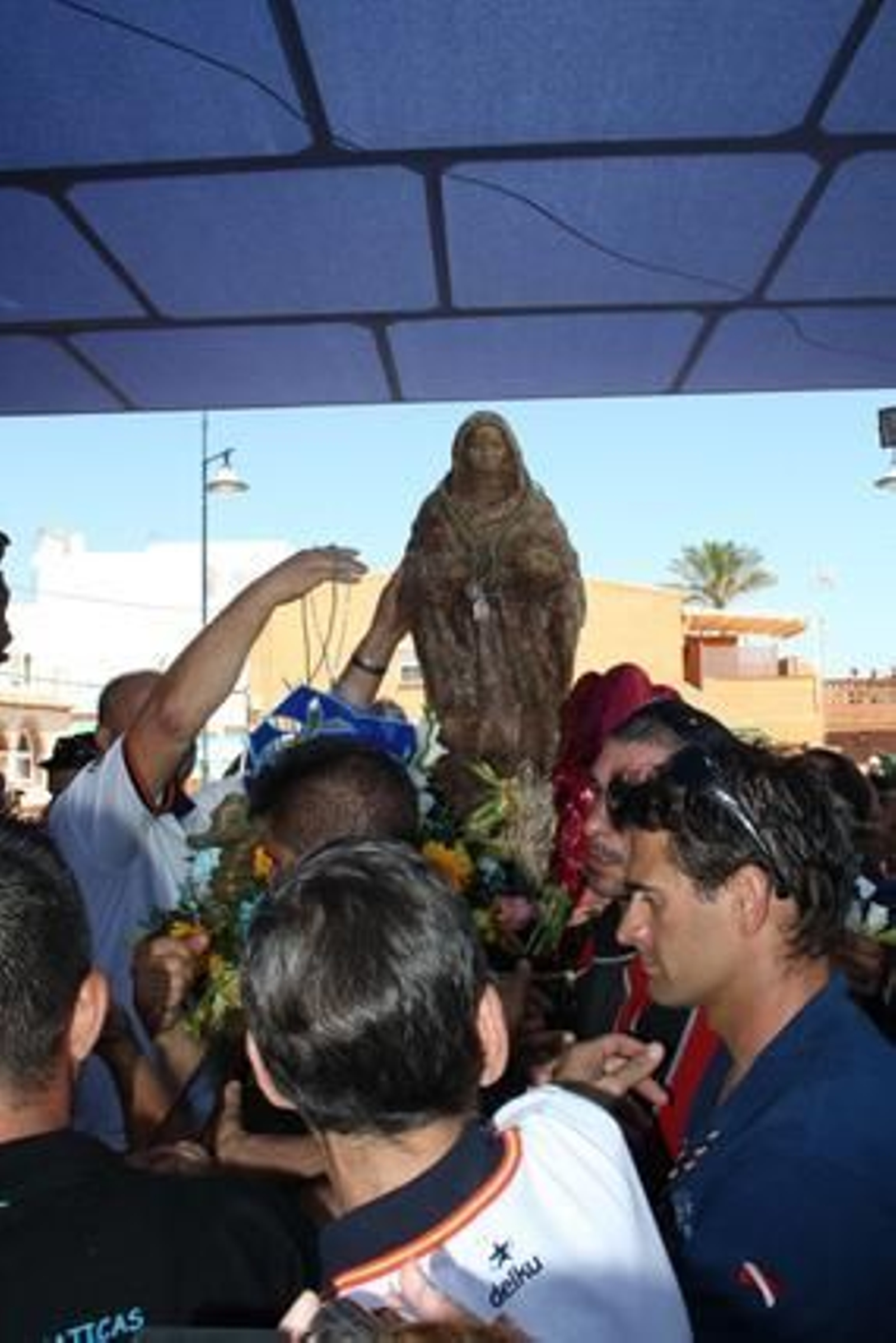 Miles de fieles recibieron con entusiasmo a la imagen en su llegada a la playa.

Foto: Fran Montes