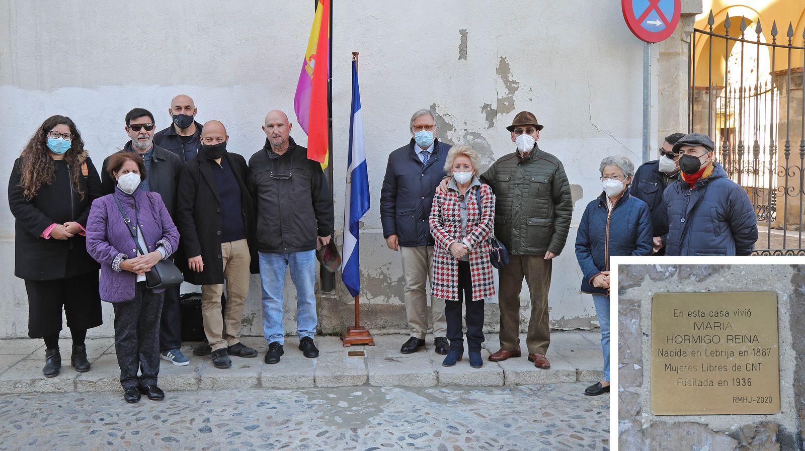 Asistentes al homenaje a María Hormigo Reina; a la derecha, detalle de la placa colocada en la calle donde vivió.