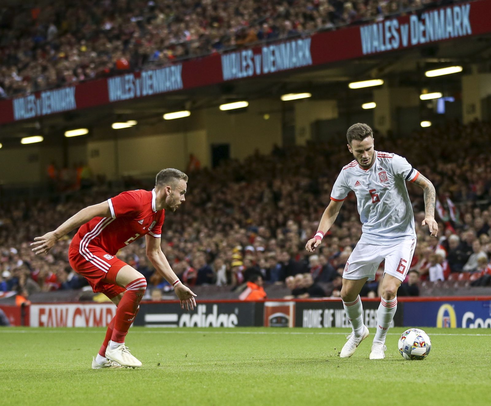 Saúl avanza con el balón vigilado a cierta distancia por Chris Gunter.