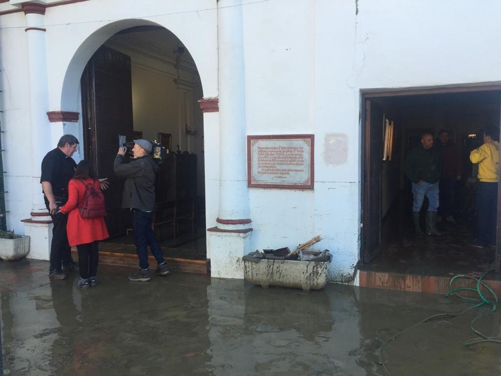 Imágenes de la inundación de El Trapiche, en Vélez-Málaga, por la rotura de una tubería del pantano de la Viñuela.