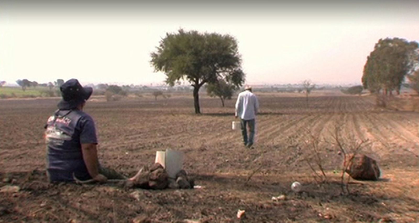 El varal

Con las formas del documental observacional, manteniendo a rajatabla el punto de vista narrativo y con una sabia dosificación del tiempo, una inmersión en la vida de un pueblo del interior de México, con su lacra de emigración y los anhelos de progreso de sus habitantes.